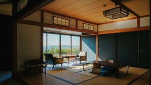 A traditional Japanese-style room with tatami flooring, sliding doors, and a view of the outdoors. - DENIM HOSTEL float (Kurashiki)
