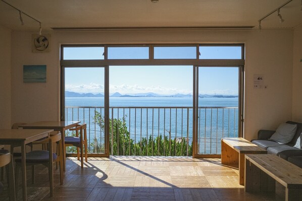 Lunch and dinner served, ocean views 