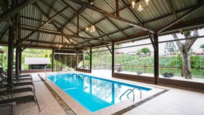 An indoor swimming pool with clear views of the surrounding landscape. - Hotel Vinícola Davo (Ribeirão Branco)