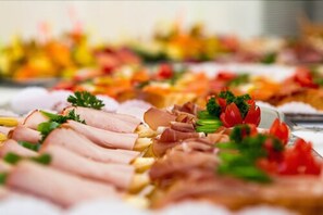 매일 뷔페 아침 식사 유료