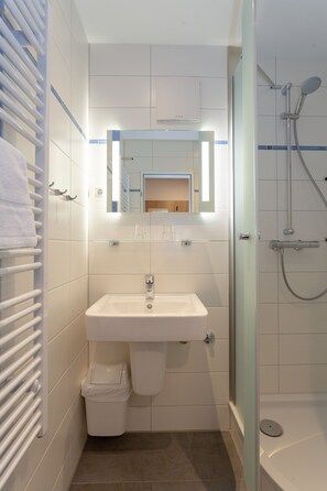 Shower, hair dryer, towels, toilet paper - Sportpark Rabenberg (Breitenbrunn/Erzgeb.)