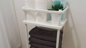 Apartamento | Comodidades do banheiro | Produtos de toalete grátis, secador de cabelo, toalhas de banho