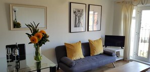 Two-Bedroom Apartment | Living room - Bright & Modern 2BR Apartment Parking (Oxford)