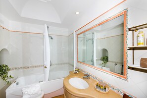 A bathroom with a bathtub, a shower, a sink, and a large mirror. - Villa Zeus (Positano)