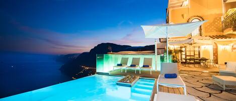 Hồ bơi ngoài trời phục vụ theo mùa