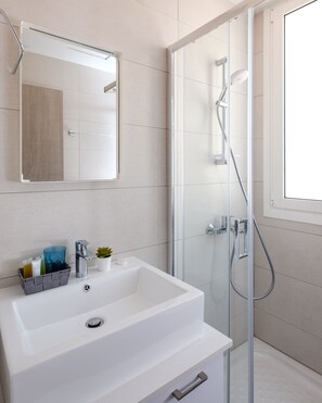 Dusche, kostenlose Toilettenartikel, Haartrockner, Handtücher