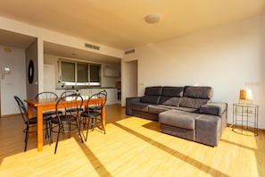 Apartament, 2 dormitoris, vistes al mar | Sala d'estar | Televisor de pantalla plana