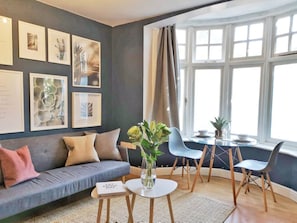 Living area - Charming Oxford Apartments (Oxford)