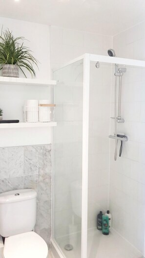Apartamento | Banheiro | Chuveiro, produtos de toalete grátis, secador de cabelo 