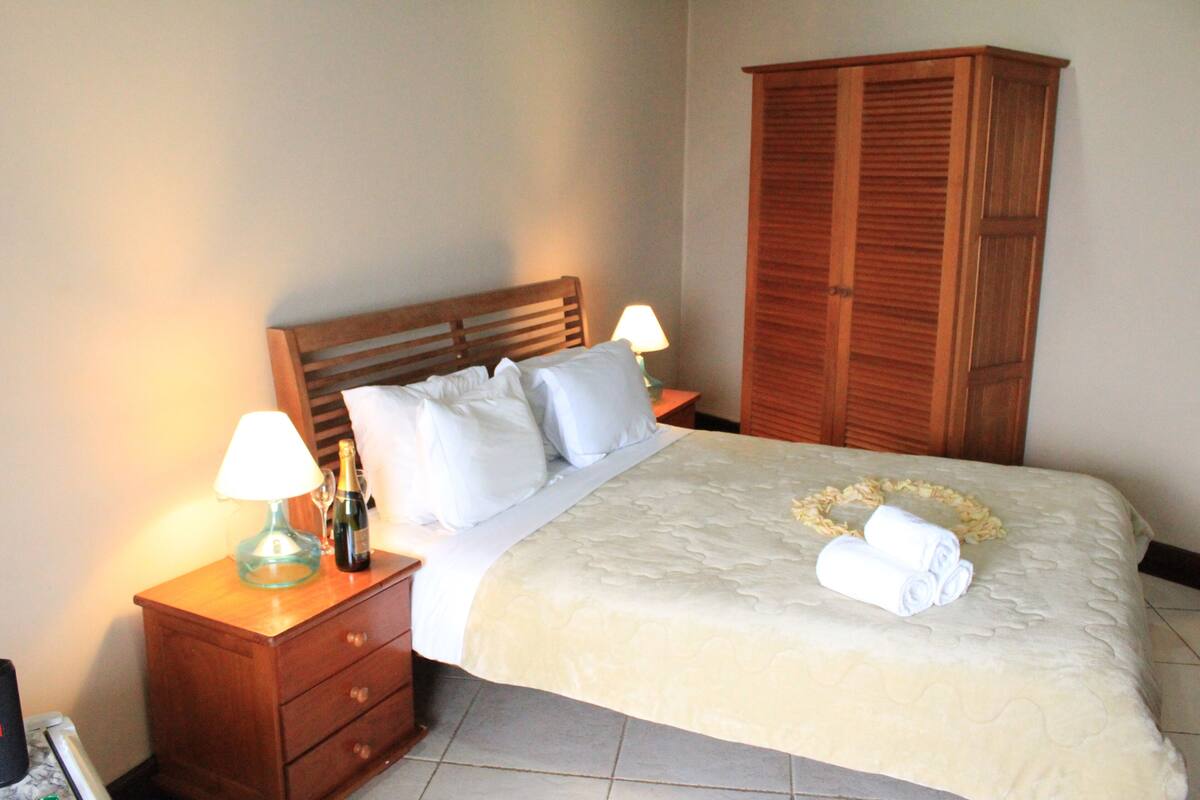 Minibar, Wi-Fi gratis, dan seprai linen