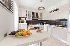 Vila, 2 quartos | Cozinha privada | Geladeira grande, micro-ondas, fogão, cooktop