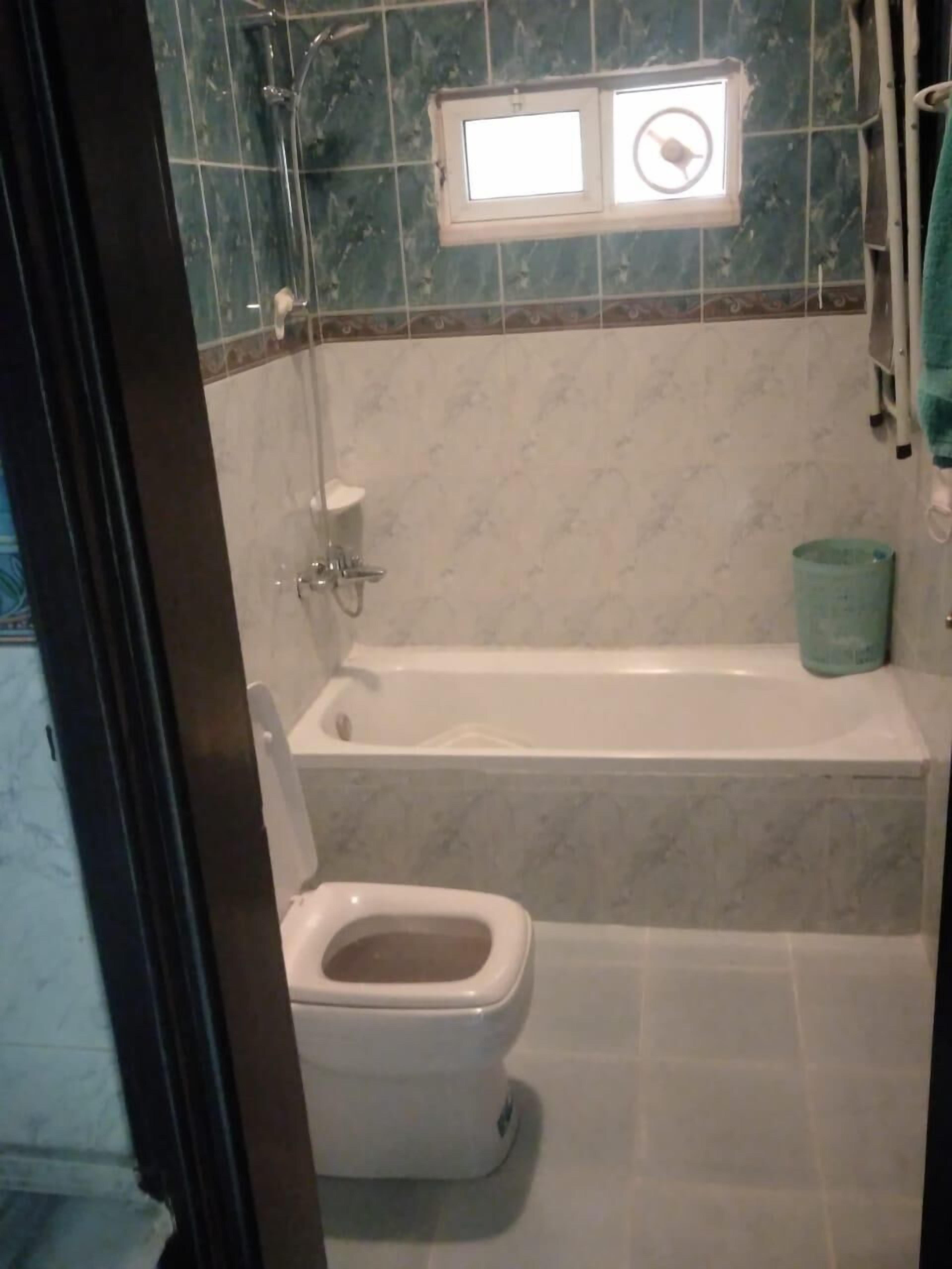 Combined shower/bathtub, deep-soaking bathtub, rainfall showerhead