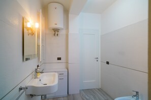 Apartment, 2 Schlafzimmer | Badezimmer | Dusche, Regendusche, Bidet