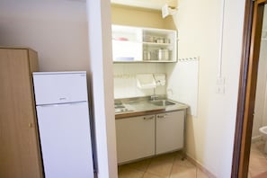 Studio | Eigene Kochnische | Großer Kühlschrank, Herdplatte, Kochgeschirr/Geschirr/Besteck