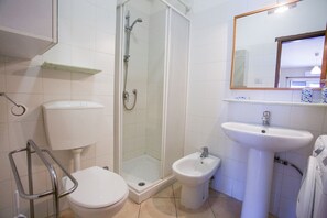Studio | Badezimmer | Dusche, Regendusche, Bidet