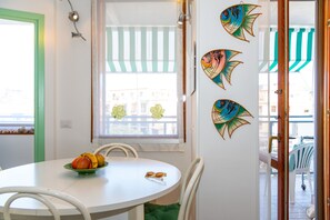 Apartment, 2 Schlafzimmer | Essbereich im Zimmer