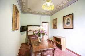 Apartment, 2 Schlafzimmer | Essbereich im Zimmer