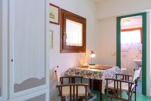 Apartment, 3 Schlafzimmer | Essbereich im Zimmer