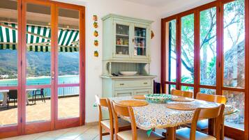 Apartment, 2 Schlafzimmer | Essbereich im Zimmer