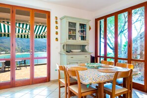 Apartment, 2 Schlafzimmer | Essbereich im Zimmer