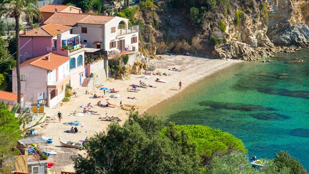 A coastal building with a balcony overlooking a beach. - Villino Forno (Portoferraio)