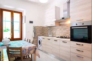 Appartement, 2 chambres | Restauration dans la chambre