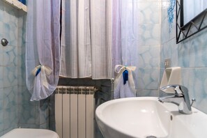 Departamento, 2 habitaciones | Baño | Regadera, regadera tipo lluvia, bidet, papel de baño 
