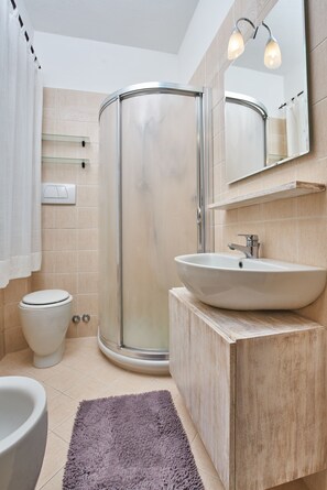 House, 1 Bedroom | Bathroom | Shower, rainfall showerhead, bidet, towels