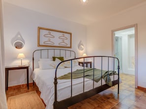 8 chambres, coffres-forts dans les chambres, fer et planche à repasser