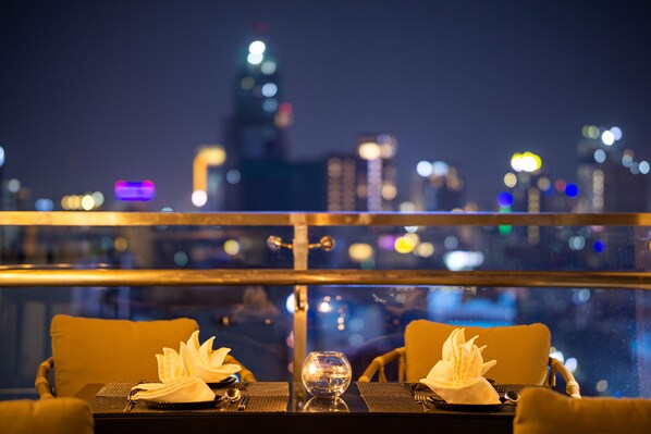 Petit déjeuner et dîner servis sur place