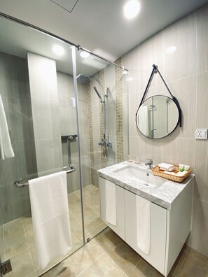 Superior Twin Room | Bathroom | Shower, rainfall showerhead, free toiletries, hair dryer - Helen Fin Inn & Apartment (Phnom Penh)