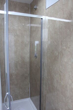 Regadera, toallas, jabón, papel de baño