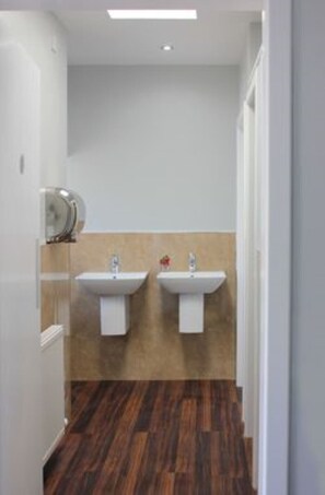 Dusche, Handtücher, Seife, Toilettenpapier