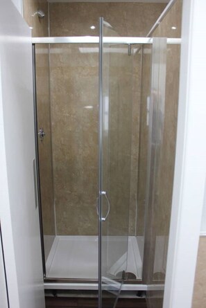 Regadera, toallas, jabón, papel de baño