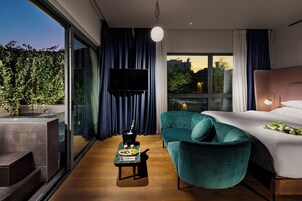 시그니처 스위트 | 이집트산 면 시트, 고급 침구, 오리/거위털 이불, 필로우탑 침대