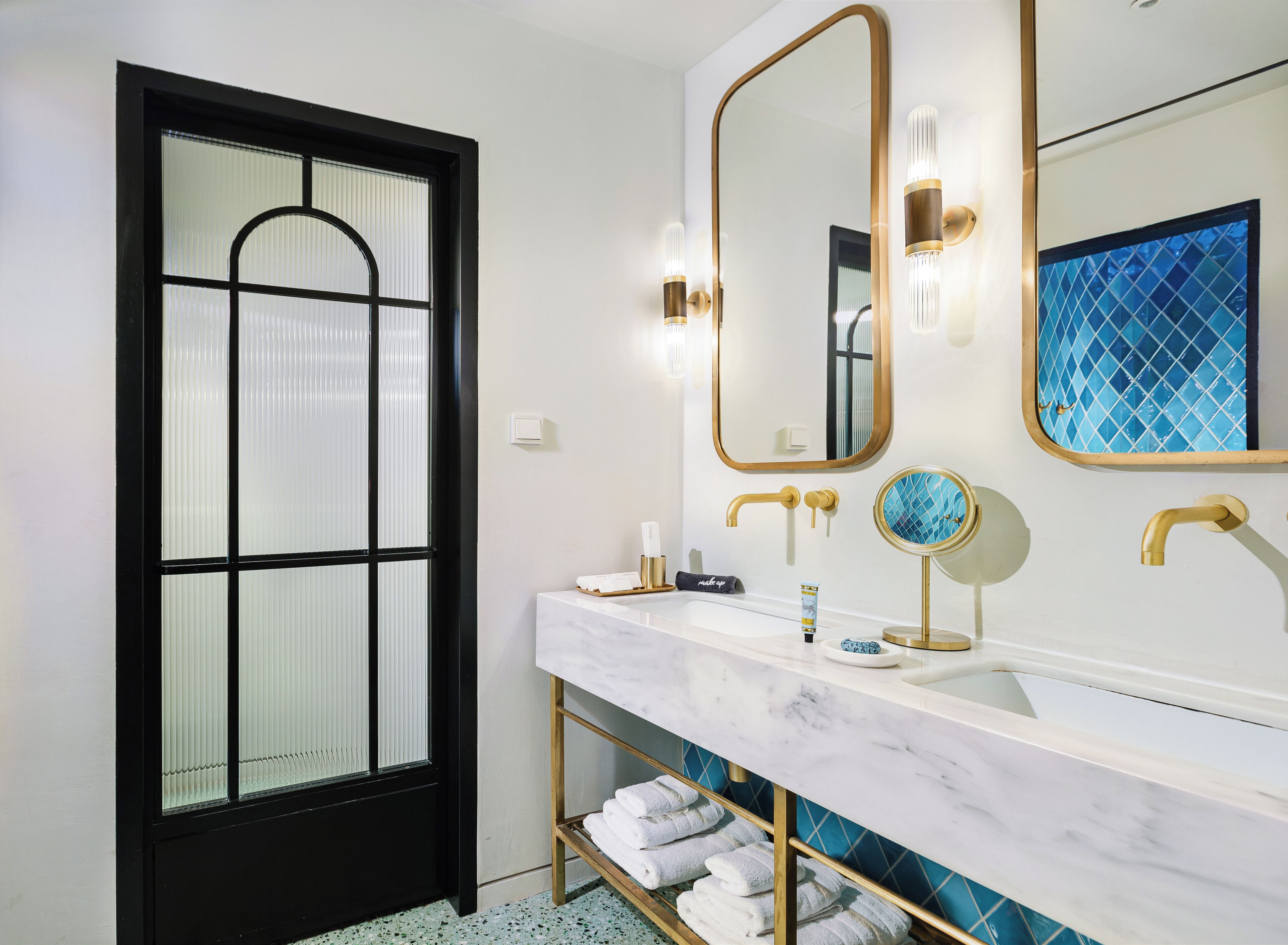 superior suite (cool corner) | bathroom | free toiletries, hair dryer, bathrobes, slippers