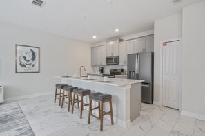 Stovetop, dishwasher, cookware/dishes/utensils