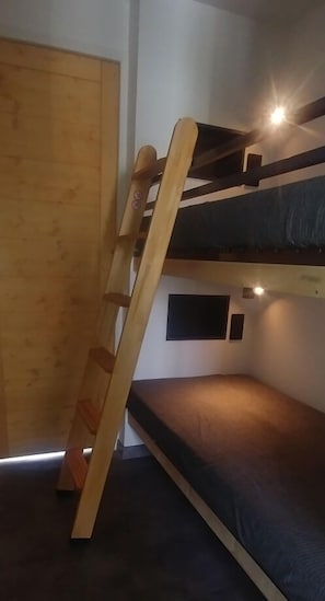 1 chambre, fer et planche Ă repasser