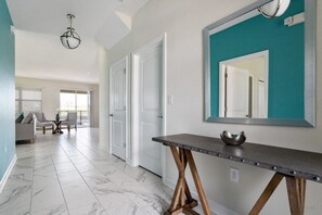 6 개의 침실, 각각 다른 스타일의 인테리어, 각각 다르게 가구 비치