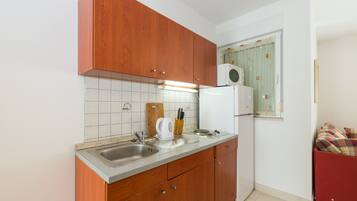 Apartment, 2 Bedrooms (A3) | Private kitchen | Fridge, microwave, oven, stovetop