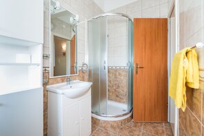 Apartment, Meerblick (A7) | Badezimmer | Dusche, Haartrockner, Handtücher