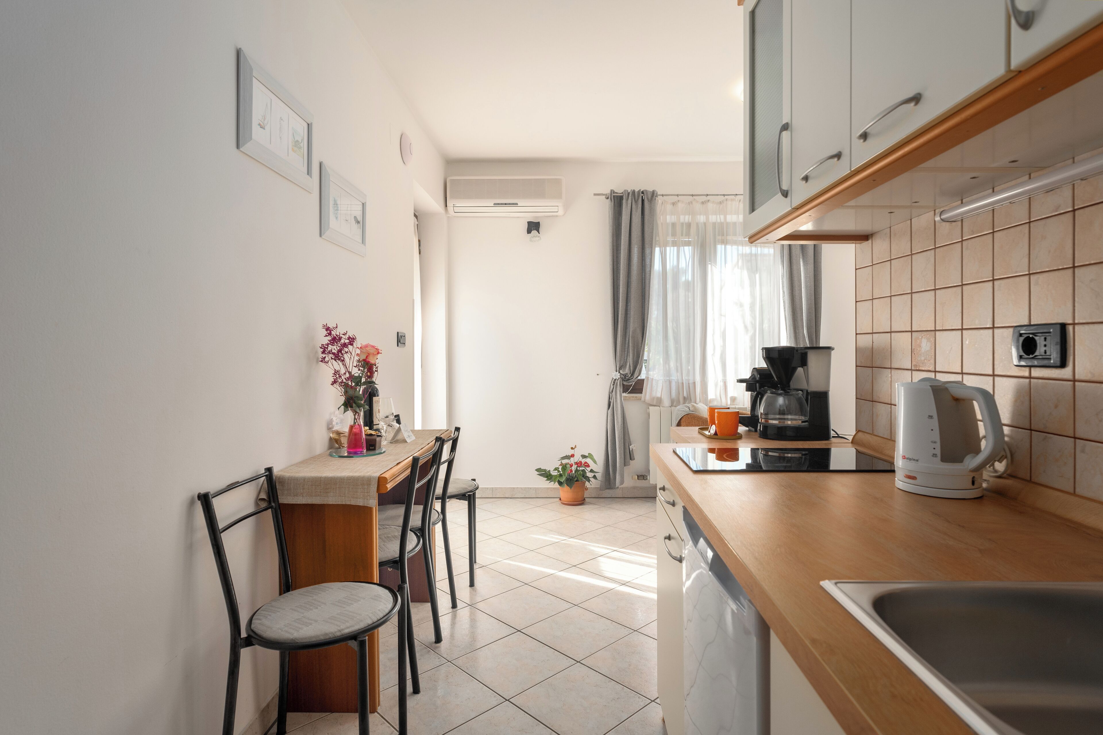 Réfrigérateur, cafetière/bouilloire, bouilloire électrique, grille-pain