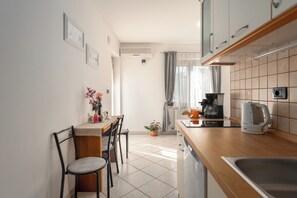 Frigorífico, cafetera o tetera, hervidor eléctrico y tostadora