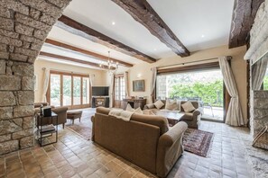 TV, fireplace, DVD player, books