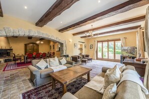 TV, fireplace, DVD player, books