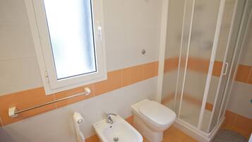 Apartment, 2 Bedrooms (Erica) | Bathroom | Shower, bidet