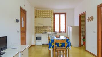 Apartment, 1 Bedroom (n.8) | Private kitchen | Stovetop, cookware/dishes/utensils