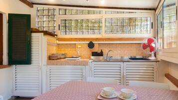 Apartemen Basic, 1 kamar tidur | Dapur kecil pribadi | Lemari es, kompor, dan peralatan masak/sendok-piring