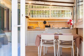 Basic-Apartment, 1 Schlafzimmer | Eigene Kochnische | Kühlschrank, Herdplatte, Kochgeschirr/Geschirr/Besteck