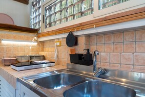 Basic Apartment, 1 Bedroom | Private kitchenette | Fridge, stovetop, cookware/dishes/utensils